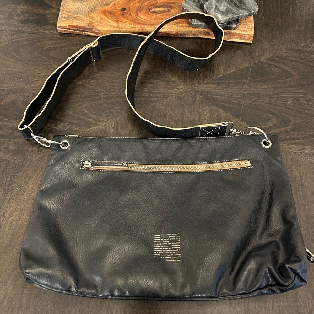 MATT & NAT ~ Vintage butter soft vegan leather unisex messenger handbag - Picture 6 of 16